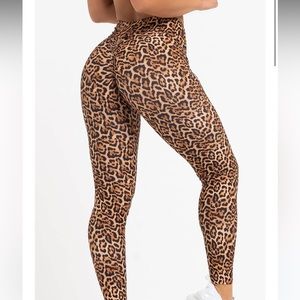 LICI FIT V Cut Cheetah Scrunch Leggings